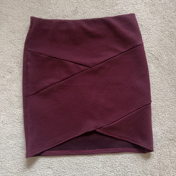 Forever 21 burgundy mini skirt small - Picture 2 of 4